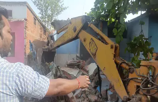 60 घरों में बुलडोजर की कार्रवाई, भिलाई में अतिक्रमण हटाए गए 60 घरों में बुलडोजर की कार्रवाई, भिलाई में अतिक्रमण हटाए गए