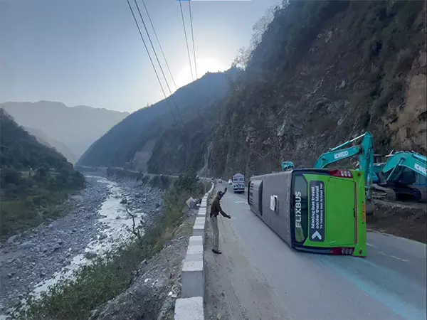 Himachal: कसोल जा रही पर्यटक बस पलटी, 31 घायल Himachal: कसोल जा रही पर्यटक बस पलटी, 31 घायल