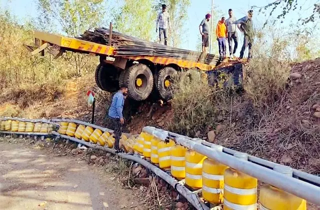 Himachal Pradesh: लोहे की छड़ों से लदा ट्रॉला क्रैश बैरियर तोड़कर खाई में गिरा Himachal Pradesh: लोहे की छड़ों से लदा ट्रॉला क्रैश बैरियर तोड़कर खाई में गिरा