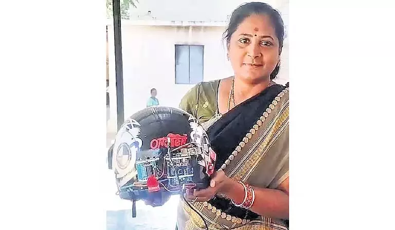 AP: त्रासदी से जीत तक ओडिशा में विज्ञान शिक्षक ने किया स्मार्ट हेलमेट का आविष्कार AP: त्रासदी से जीत तक ओडिशा में विज्ञान शिक्षक ने किया स्मार्ट हेलमेट का आविष्कार