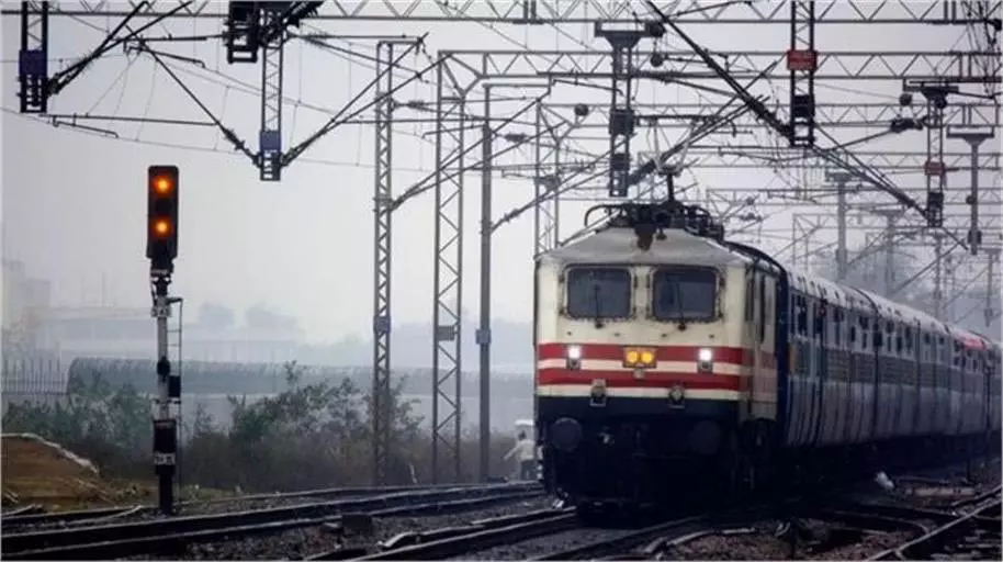 Up News: सप्तक्रांति एक्सप्रेस में बवाल, कंट्रोल रूम में पहुंची छेड़खानी की रिपोर्ट Up News: सप्तक्रांति एक्सप्रेस में बवाल, कंट्रोल रूम में पहुंची छेड़खानी की रिपोर्ट