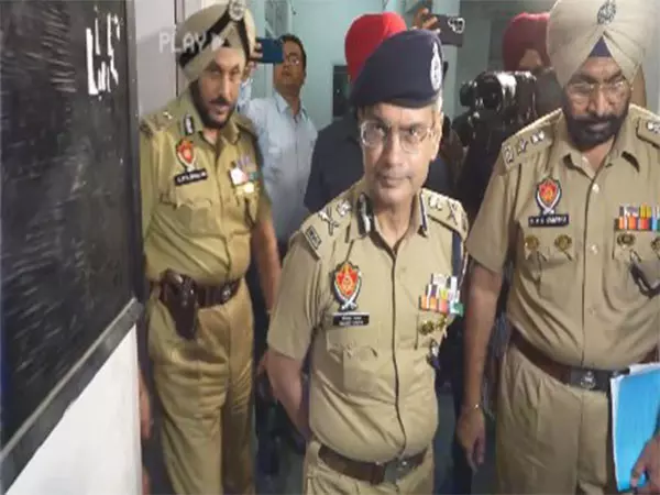 Punjab DGP ने रात्रिकालीन निगरानी अभ्यास के तहत अमृतसर में पुलिस थानों का निरीक्षण किया Punjab DGP ने रात्रिकालीन निगरानी अभ्यास के तहत अमृतसर में पुलिस थानों का निरीक्षण किया