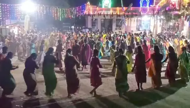 Tamil Nadu : अन्नावासल के निकट एक मंदिर में ढोल बजाकर पूजा करती महिलाएं Tamil Nadu : अन्नावासल के निकट एक मंदिर में ढोल बजाकर पूजा करती महिलाएं
