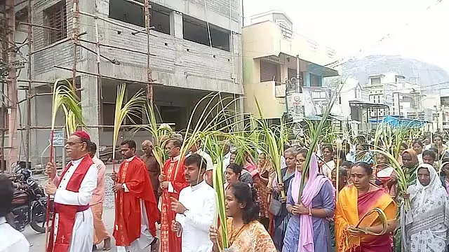 Tamil Nadu: कृष्णागिरी में कुरुथोलाई रविवार जुलूस Tamil Nadu: कृष्णागिरी में कुरुथोलाई रविवार जुलूस