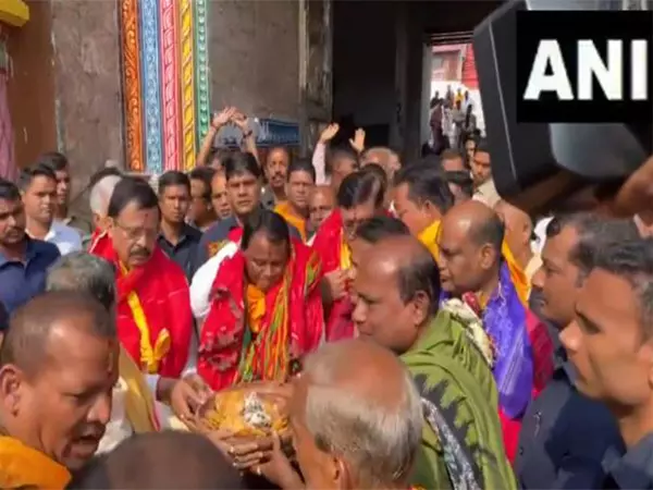 CM Majhi ने पुरी के जगन्नाथ मंदिर में पूजा-अर्चना की CM Majhi ने पुरी के जगन्नाथ मंदिर में पूजा-अर्चना की