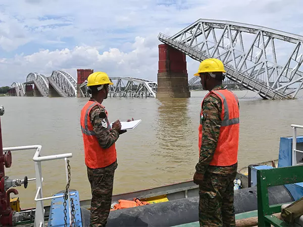 ऑपरेशन ब्रह्मा: भारतीय सेना के इंजीनियरों ने Myanmar में भूकंप से हुए नुकसान का आकलन किया ऑपरेशन ब्रह्मा: भारतीय सेना के इंजीनियरों ने Myanmar में भूकंप से हुए नुकसान का आकलन किया