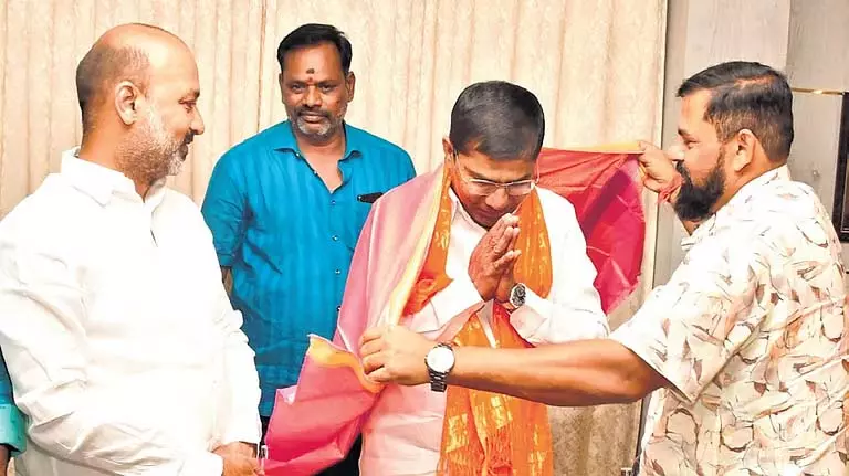 केंद्रीय मंत्री बंदी ने GHMC पार्षदों को चुनाव में AIMIM को खारिज करने की सलाह दी केंद्रीय मंत्री बंदी ने GHMC पार्षदों को चुनाव में AIMIM को खारिज करने की सलाह दी