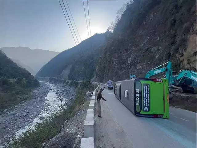 हिमाचल प्रदेश में पर्यटकों की बस पलटने से 31 लोग घायल हिमाचल प्रदेश में पर्यटकों की बस पलटने से 31 लोग घायल