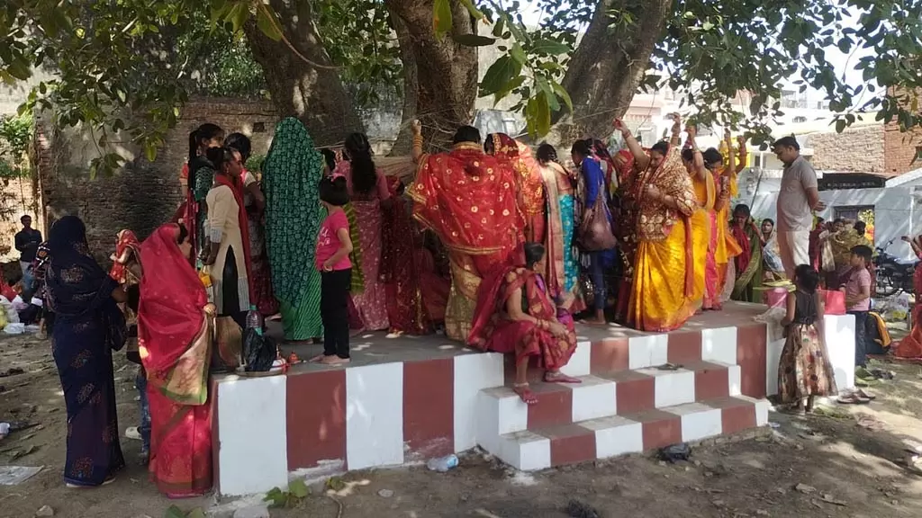 Vat Savitri Vrat 2025: सुहागिन महिलाएं क्यों करती हैं वट वृक्ष की पूजा? जानिए वट सावित्री व्रत का महत्व Vat Savitri Vrat 2025: सुहागिन महिलाएं क्यों करती हैं वट वृक्ष की पूजा? जानिए वट सावित्री व्रत का महत्व