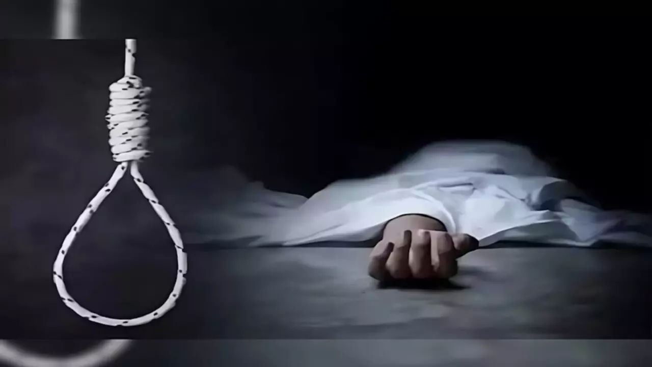 Bareilly: महिला ने फंदे से लगाई फांसी, शरीर पर मिले चोटों के निशान Bareilly: महिला ने फंदे से लगाई फांसी, शरीर पर मिले चोटों के निशान