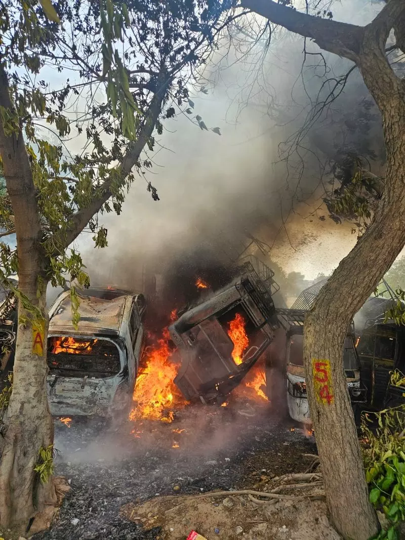 Haryana : मिनी सचिवालय के पास लगी आग में जब्त वाहन जलकर खाक Haryana : मिनी सचिवालय के पास लगी आग में जब्त वाहन जलकर खाक