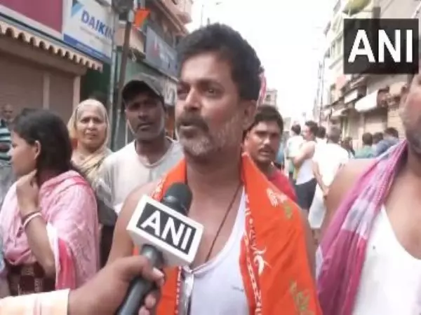 Bengal में वक्फ विरोध प्रदर्शन के हिंसक होने के बाद मुर्शिदाबाद के स्थानीय लोगों ने कहा-हम यहां राष्ट्रपति शासन चाहते हैं Bengal में वक्फ विरोध प्रदर्शन के हिंसक होने के बाद मुर्शिदाबाद के स्थानीय लोगों ने कहा-हम यहां राष्ट्रपति शासन चाहते हैं