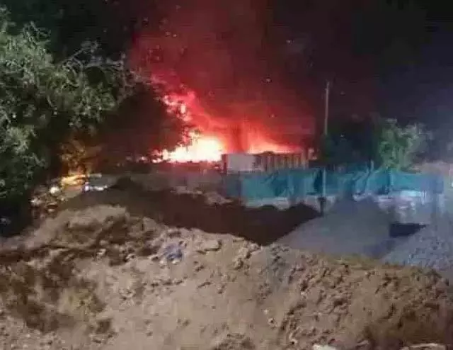 Bengaluru : आकस्मिक आग में 20 से अधिक शेड जलकर खाक Bengaluru : आकस्मिक आग में 20 से अधिक शेड जलकर खाक