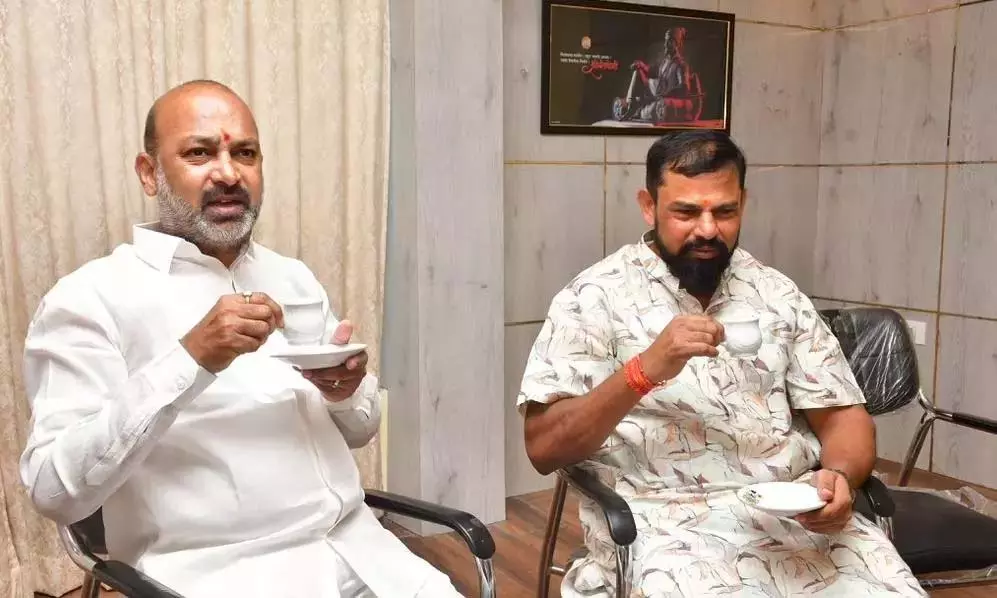 बंदी संजय ने पार्षदों को MIM का समर्थन न करने की चेतावनी दी बंदी संजय ने पार्षदों को MIM का समर्थन न करने की चेतावनी दी