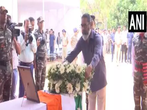 Jharkhand CM और राज्यपाल संतोष कुमार ने शहीद जवान को श्रद्धांजलि दी Jharkhand CM और राज्यपाल संतोष कुमार ने शहीद जवान को श्रद्धांजलि दी