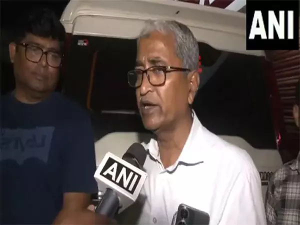 Murshidabad में हुई हिंसा दुर्भाग्यपूर्ण है, आइए हम भाईयों की तरह एकजुट रहें: तृणमूल सांसद खलीलुर रहमान Murshidabad में हुई हिंसा दुर्भाग्यपूर्ण है, आइए हम भाईयों की तरह एकजुट रहें: तृणमूल सांसद खलीलुर रहमान