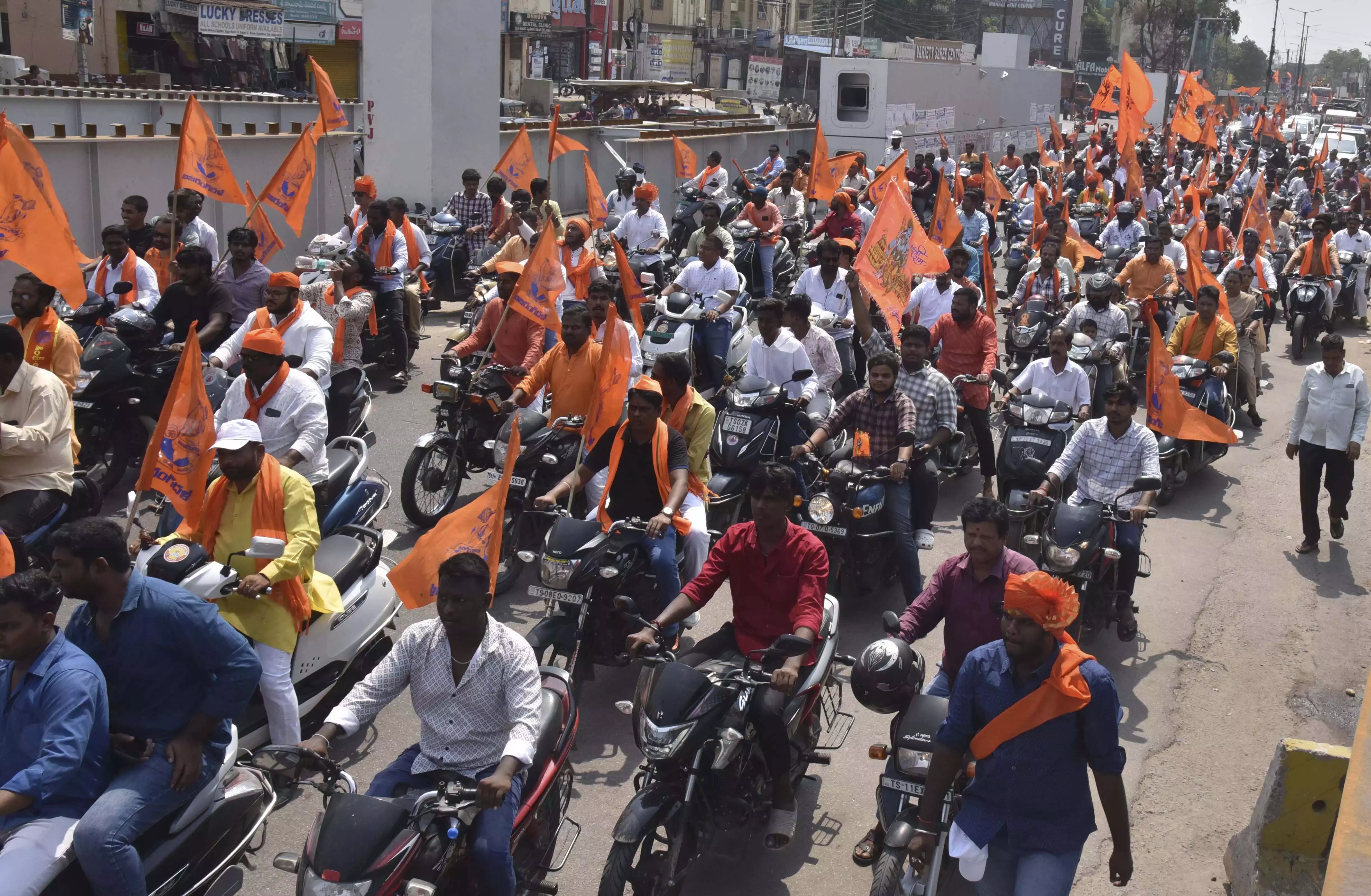 Hyderabad में हनुमान जयंती के अवसर पर शोभा यात्रा, मंदिर अनुष्ठान Hyderabad में हनुमान जयंती के अवसर पर शोभा यात्रा, मंदिर अनुष्ठान
