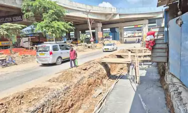 राजमार्ग विभाग दुर्घटनाओं से बचने के लिए SWD निर्माण क्षेत्र में बैरिकेड लगाए राजमार्ग विभाग दुर्घटनाओं से बचने के लिए SWD निर्माण क्षेत्र में बैरिकेड लगाए