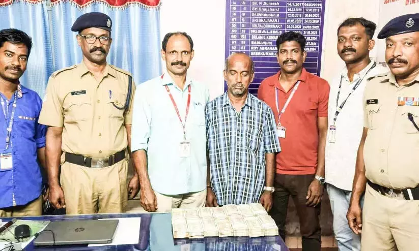 Kerala: बिना दस्तावेजों के तस्करी किए गए 16.5 लाख रुपये के साथ व्यक्ति गिरफ्तार Kerala: बिना दस्तावेजों के तस्करी किए गए 16.5 लाख रुपये के साथ व्यक्ति गिरफ्तार