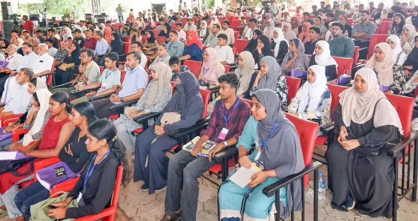 Kerala: अवसरों के महामेले के लिए ध्वजारोहण समारोह Kerala: अवसरों के महामेले के लिए ध्वजारोहण समारोह