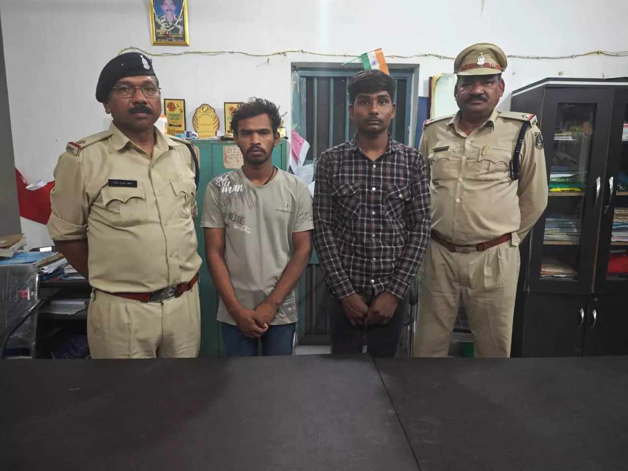 सब्जी मार्केट जा रहे ग्रामीण के साथ लूटपाट, दो अरेस्ट सब्जी मार्केट जा रहे ग्रामीण के साथ लूटपाट, दो अरेस्ट