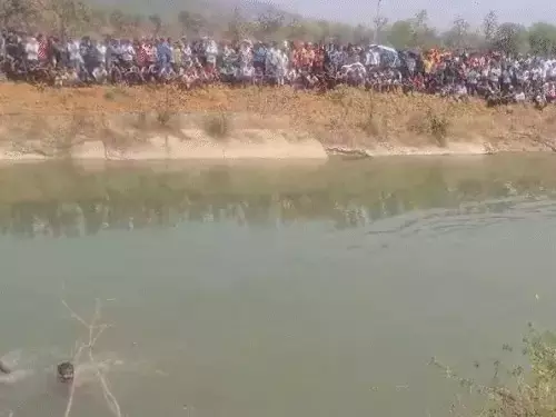 कोरबा में बड़ा हादसा, नहर में गिरी पिकअप कोरबा में बड़ा हादसा, नहर में गिरी पिकअप