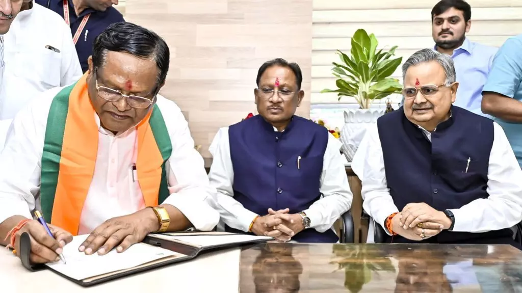 राम सेवक पैकरा ने संभाला पदभार, साय और रमन रहे मौजूद राम सेवक पैकरा ने संभाला पदभार, साय और रमन रहे मौजूद