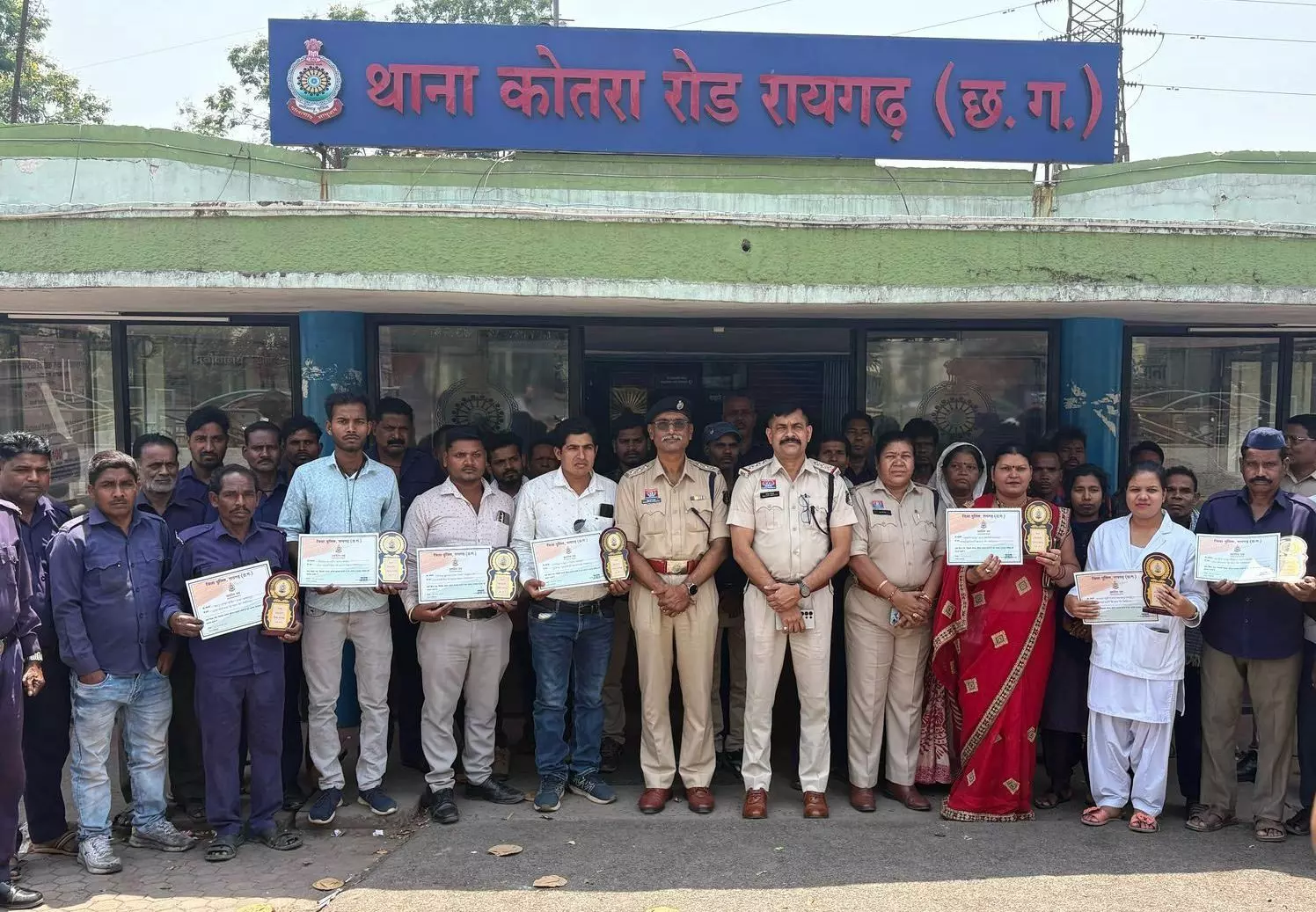 जनसेवा के नायकों का सम्मान, स्वास्थ्य कर्मी कोटवार और पुलिस मित्र हुए सम्मानित जनसेवा के नायकों का सम्मान, स्वास्थ्य कर्मी कोटवार और पुलिस मित्र हुए सम्मानित