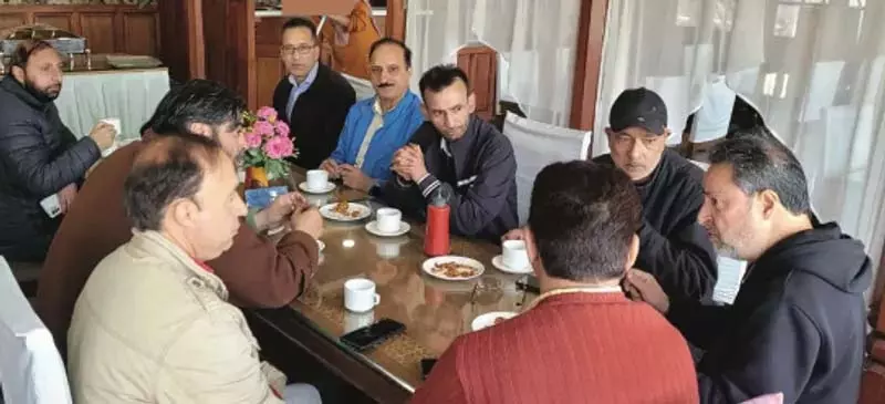 Jammu: अंजुमन-ए-उर्दू सहाफत ने चुनाव, प्रशिक्षण के लिए पाठ्यक्रम निर्धारित किया Jammu: अंजुमन-ए-उर्दू सहाफत ने चुनाव, प्रशिक्षण के लिए पाठ्यक्रम निर्धारित किया