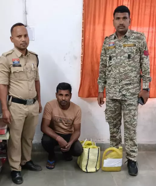 छाल पुलिस ने दबिश देकर शराब कोचिया को दबोचा छाल पुलिस ने दबिश देकर शराब कोचिया को दबोचा