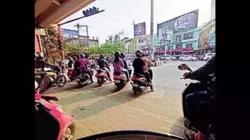 Guwahati पुलिस ने अनियंत्रित बाइकर्स पर कार्रवाई करते हुए 100 से अधिक वाहन जब्त किए Guwahati पुलिस ने अनियंत्रित बाइकर्स पर कार्रवाई करते हुए 100 से अधिक वाहन जब्त किए