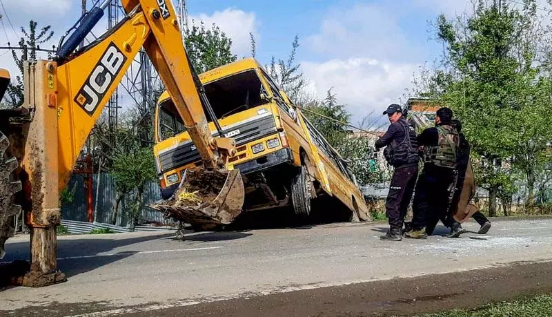 Kupwara में कॉलेज बस पलटने से 2 छात्रों की मौत, 21 घायल Kupwara में कॉलेज बस पलटने से 2 छात्रों की मौत, 21 घायल