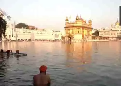 Baisakhi पर अमृतसर के श्री हरमंदिर साहिब में श्रद्धालु इकट्ठा हुए Baisakhi पर अमृतसर के श्री हरमंदिर साहिब में श्रद्धालु इकट्ठा हुए