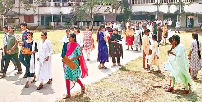 Andhra: सरकारी जूनियर कॉलेजों में इस साल प्रतिशत में वृद्धि हुई Andhra: सरकारी जूनियर कॉलेजों में इस साल प्रतिशत में वृद्धि हुई