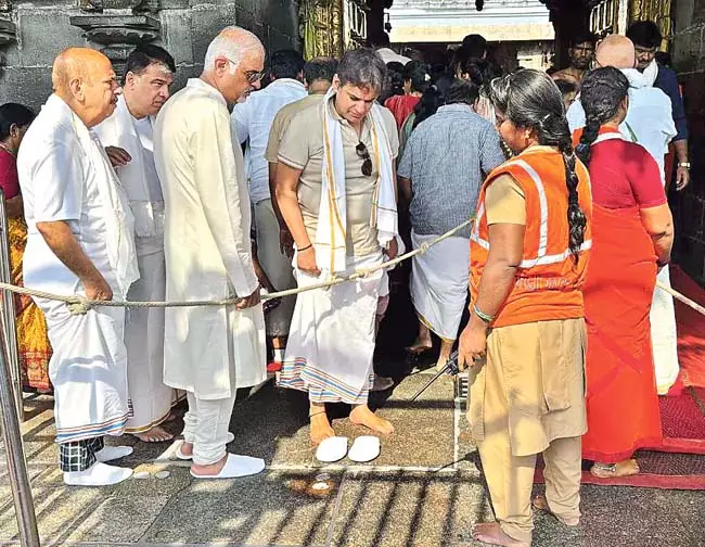 Tirumala: श्रीवारी के दर्शन करने आए भक्त डिस्पोजेबल जूते पहनकर मंदिर के प्रवेश द्वार पर पहुंच गए Tirumala: श्रीवारी के दर्शन करने आए भक्त डिस्पोजेबल जूते पहनकर मंदिर के प्रवेश द्वार पर पहुंच गए