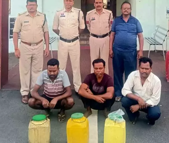 सुशासन तिहार में शिकायत मिली शराब बेचने की, 3 लोग तत्काल गिरफ्तार सुशासन तिहार में शिकायत मिली शराब बेचने की, 3 लोग तत्काल गिरफ्तार