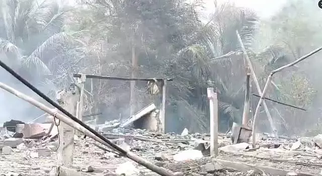 Andhra : पटाखा फैक्ट्री में आग लगने से 8 लोगों की मौत Andhra : पटाखा फैक्ट्री में आग लगने से 8 लोगों की मौत