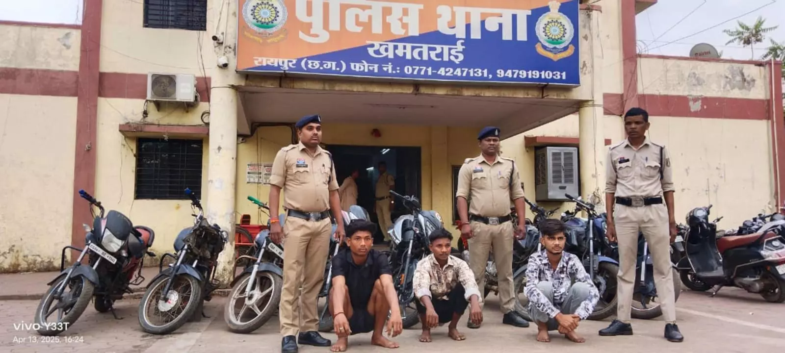 खमतराई ओव्हर ब्रिज के पास बाइक बेचने खड़ा था युवक, पकड़े जाने पर चोर गैंग का हुआ भंडाफोड़ खमतराई ओव्हर ब्रिज के पास बाइक बेचने खड़ा था युवक, पकड़े जाने पर चोर गैंग का हुआ भंडाफोड़