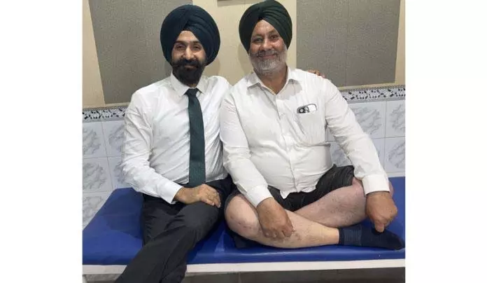 Jammu: डॉ. रंजीत ने 55 वर्षीय व्यक्ति के घुटने का जटिल प्रतिस्थापन किया Jammu: डॉ. रंजीत ने 55 वर्षीय व्यक्ति के घुटने का जटिल प्रतिस्थापन किया
