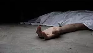 Hathras: नहर में संदिग्ध हालत में मिला महिला का शव, गले में मिला दुपट्टा Hathras: नहर में संदिग्ध हालत में मिला महिला का शव, गले में मिला दुपट्टा