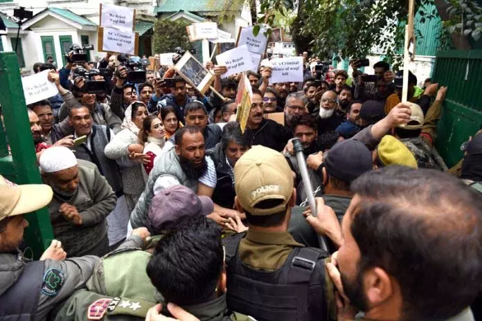 वक्फ अधिनियम के खिलाफ PDP के विरोध मार्च को पुलिस ने विफल किया वक्फ अधिनियम के खिलाफ PDP के विरोध मार्च को पुलिस ने विफल किया