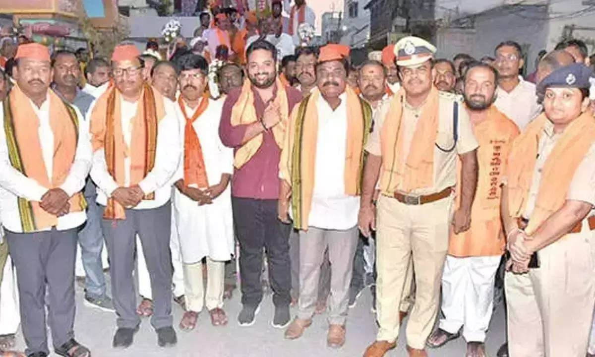 Telangana: हनुमान जयंती की रैलियों पर पुलिस की कड़ी निगरानी Telangana: हनुमान जयंती की रैलियों पर पुलिस की कड़ी निगरानी