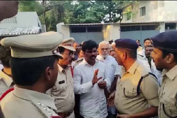 उचित प्रोटोकॉल के बिना एस्कॉर्ट करने पर Police के खिलाफ कार्रवाई की गई उचित प्रोटोकॉल के बिना एस्कॉर्ट करने पर Police के खिलाफ कार्रवाई की गई