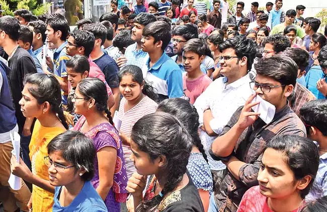 JEE मेन की ऑनलाइन परीक्षा के अंतिम चरण की प्रारंभिक कुंजी जारी कर दी गई JEE मेन की ऑनलाइन परीक्षा के अंतिम चरण की प्रारंभिक कुंजी जारी कर दी गई