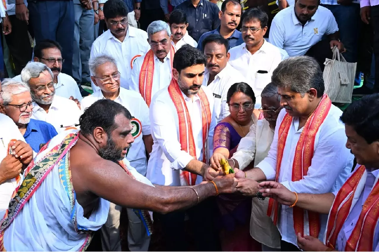 Nara Lokesh ने मंगलागिरी में 100 बिस्तरों वाले सरकारी अस्पताल की नींव रखी Nara Lokesh ने मंगलागिरी में 100 बिस्तरों वाले सरकारी अस्पताल की नींव रखी
