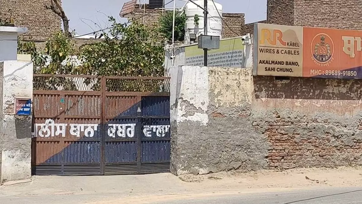 3 आरोपियों के हिरासत से भागने के बाद 3 पुलिसकर्मी, 3 होमगार्ड जवान निलंबित 3 आरोपियों के हिरासत से भागने के बाद 3 पुलिसकर्मी, 3 होमगार्ड जवान निलंबित