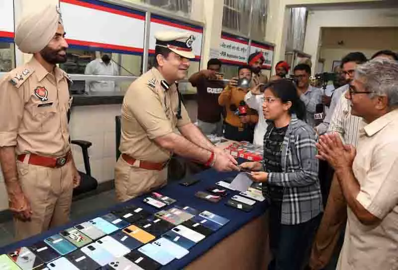 Ludhiana: बरामद 138 मोबाइल मालिकों को सौंपे गए Ludhiana: बरामद 138 मोबाइल मालिकों को सौंपे गए