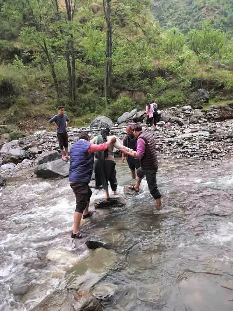 Kullu में हाईवे पर पुल ढहा, पर्यटक फंसे Kullu में हाईवे पर पुल ढहा, पर्यटक फंसे