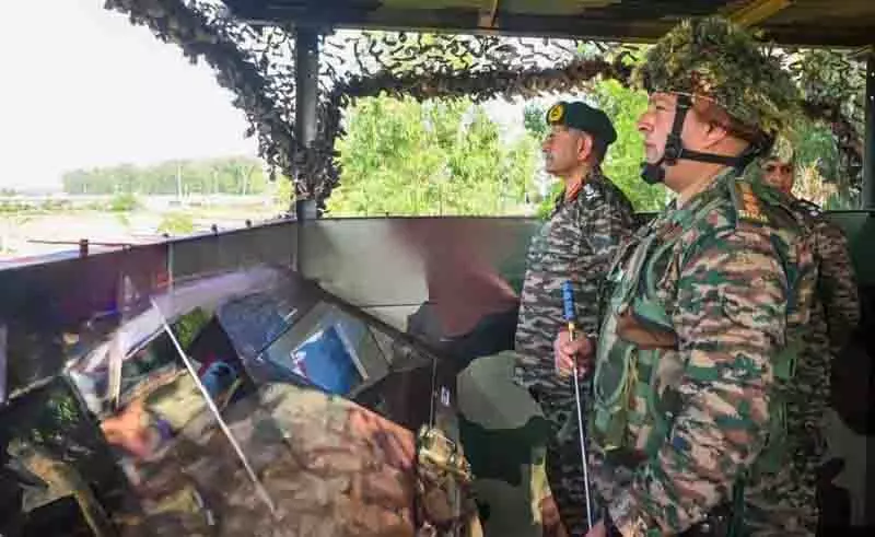Army Chief ने पश्चिमी सीमाओं पर परिचालन तैयारियों की समीक्षा की Army Chief ने पश्चिमी सीमाओं पर परिचालन तैयारियों की समीक्षा की