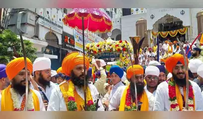 Sikh समुदाय के सदस्यों ने 326वां खालसा पंथ स्थापना दिवस मनाया Sikh समुदाय के सदस्यों ने 326वां खालसा पंथ स्थापना दिवस मनाया